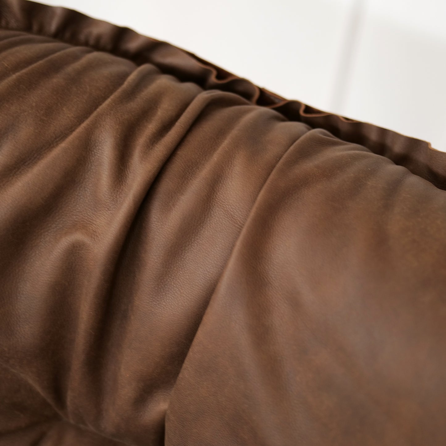 Poltrona Letizia Pelle Nabuk Premium- Eleganza, Morbidezza e Relax Assoluto