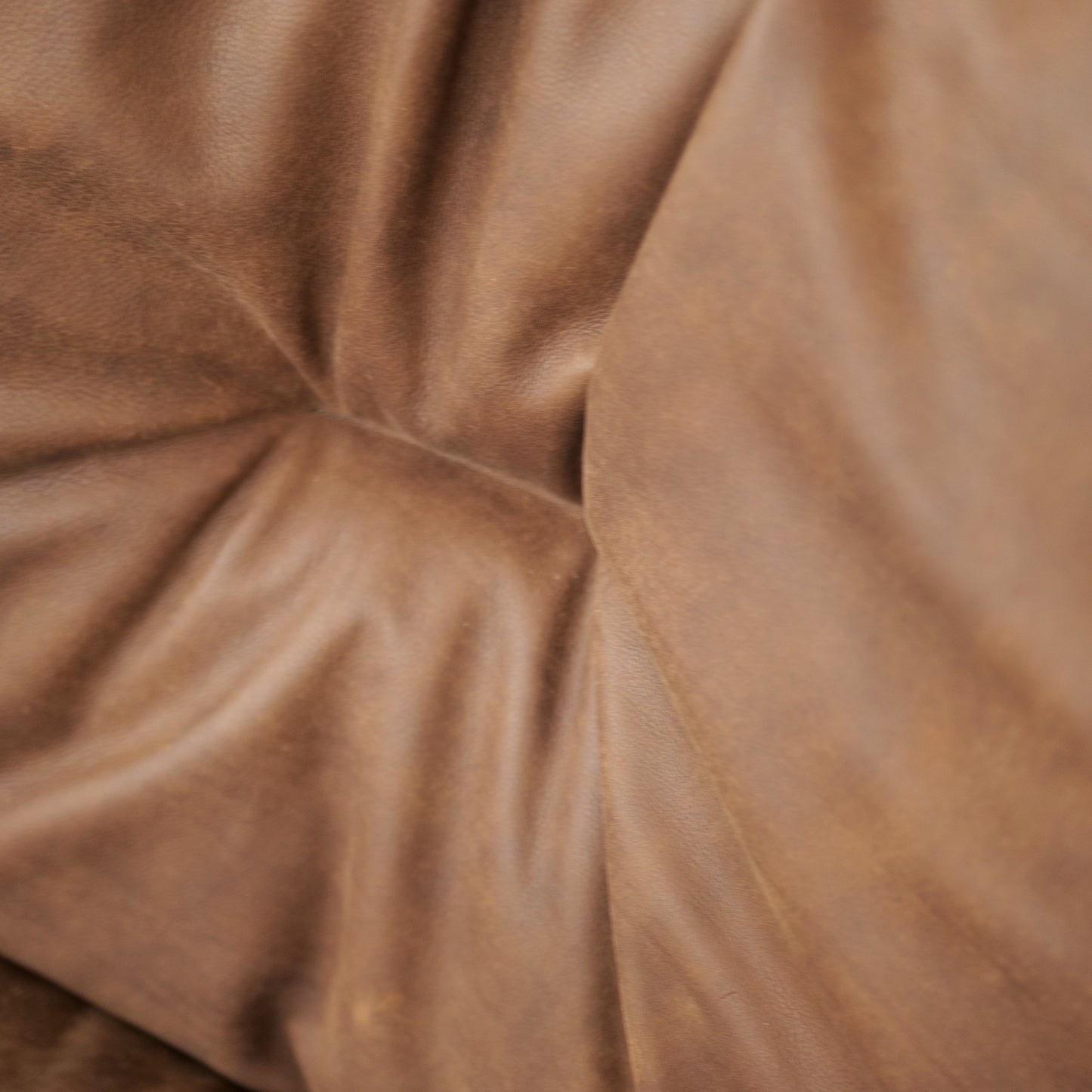 Poltrona Letizia Pelle Nabuk Premium- Eleganza, Morbidezza e Relax Assoluto
