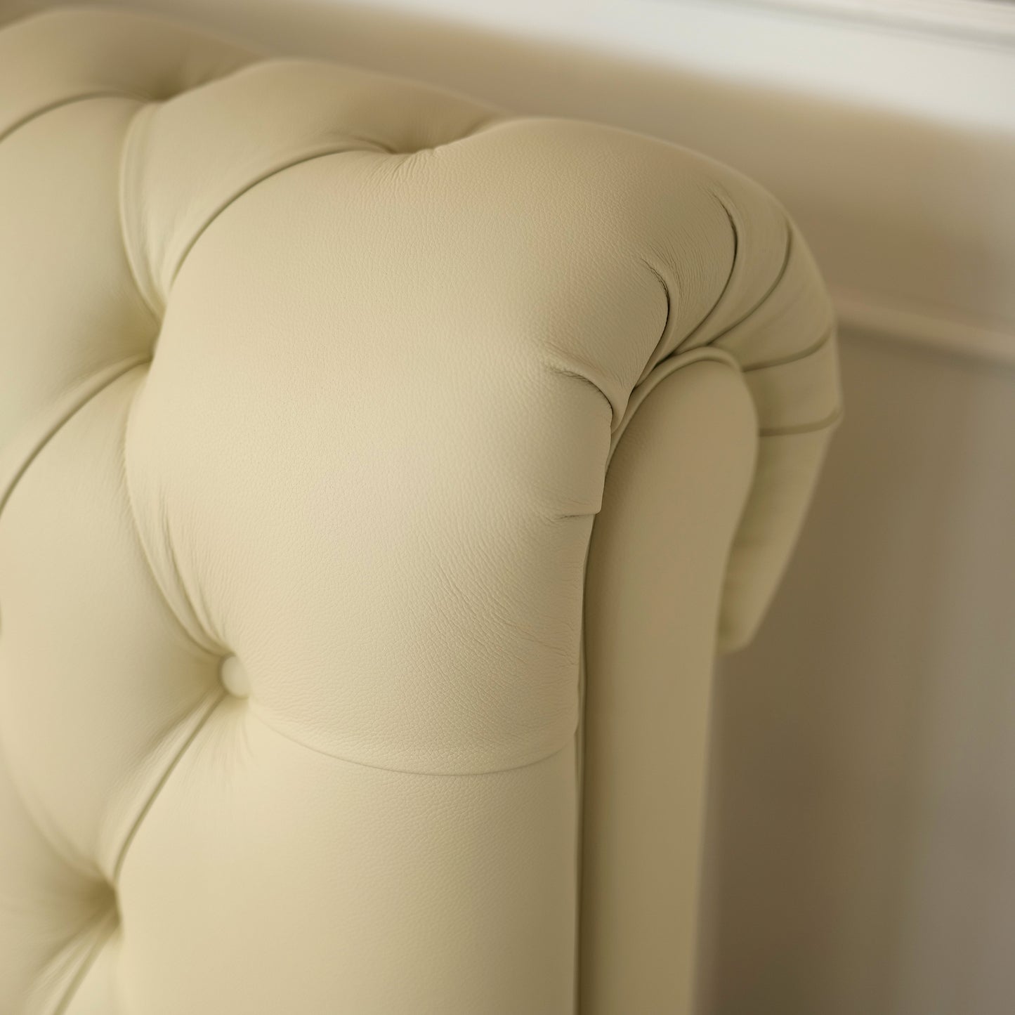 Letto Chesterfield Armonia Pelle Primo Fiore Premium - Design Iconico e Funzionale