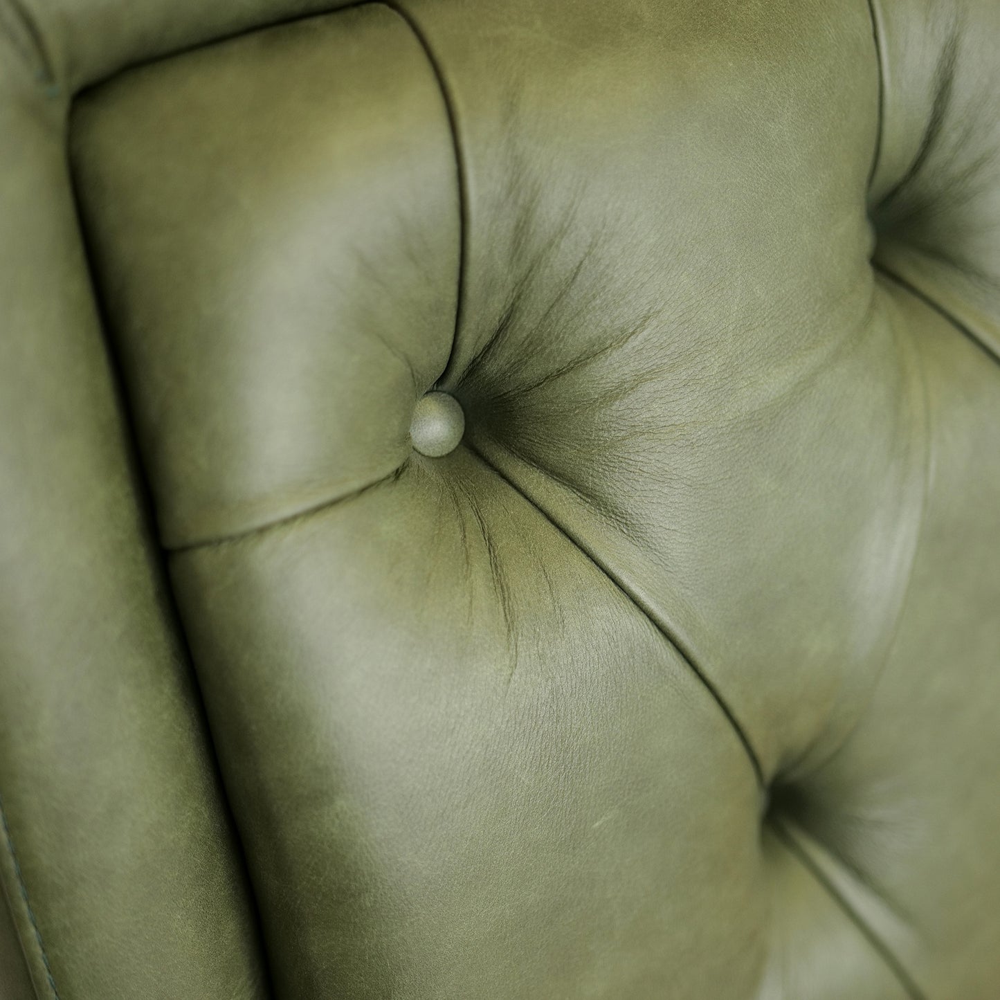 Letto Chesterfield Ego Pelle Primo Fiore Premium - Design Iconico e Funzionale