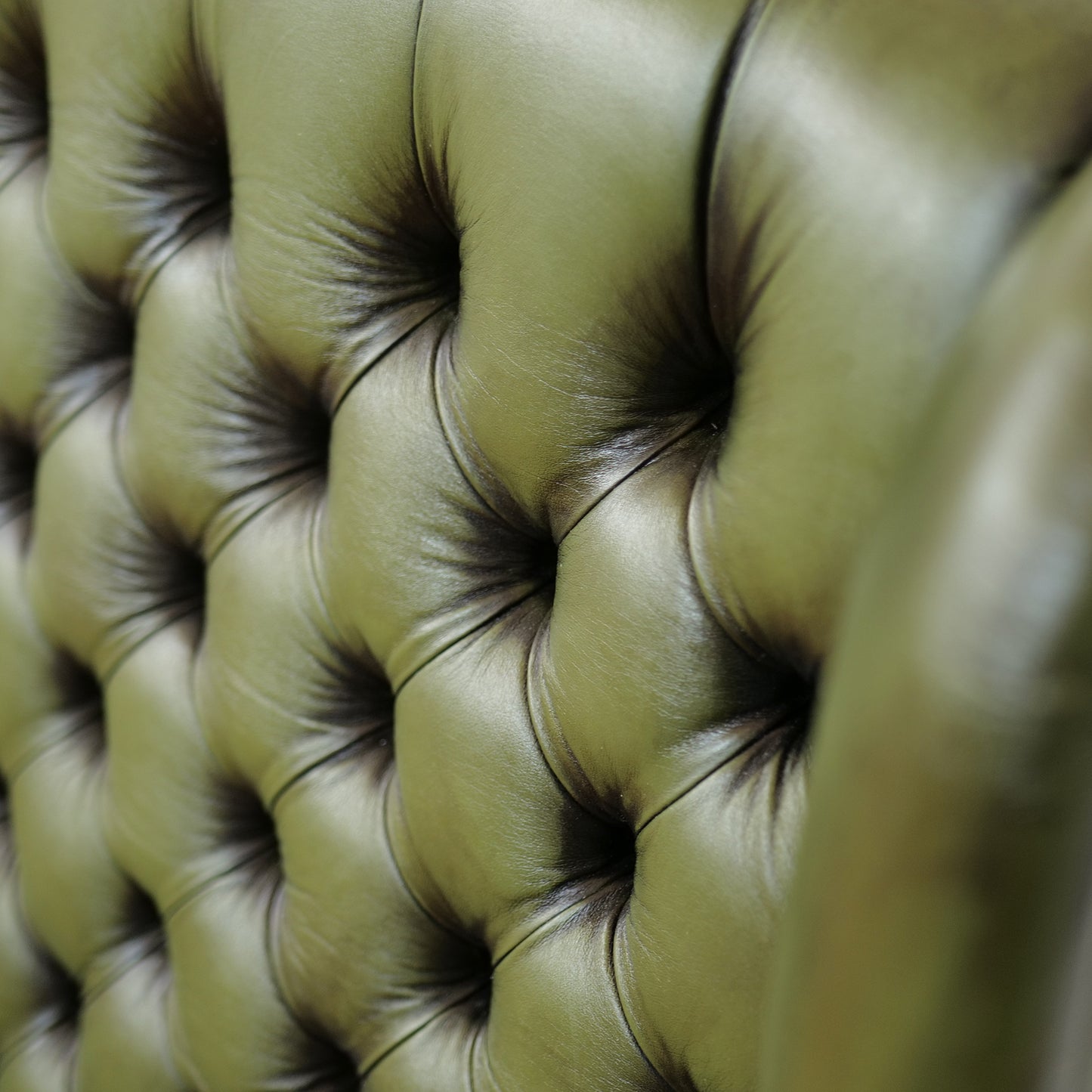 Lit Chesterfield Ego en cuir pleine fleur haut de gamme - Un design iconique et fonctionnel