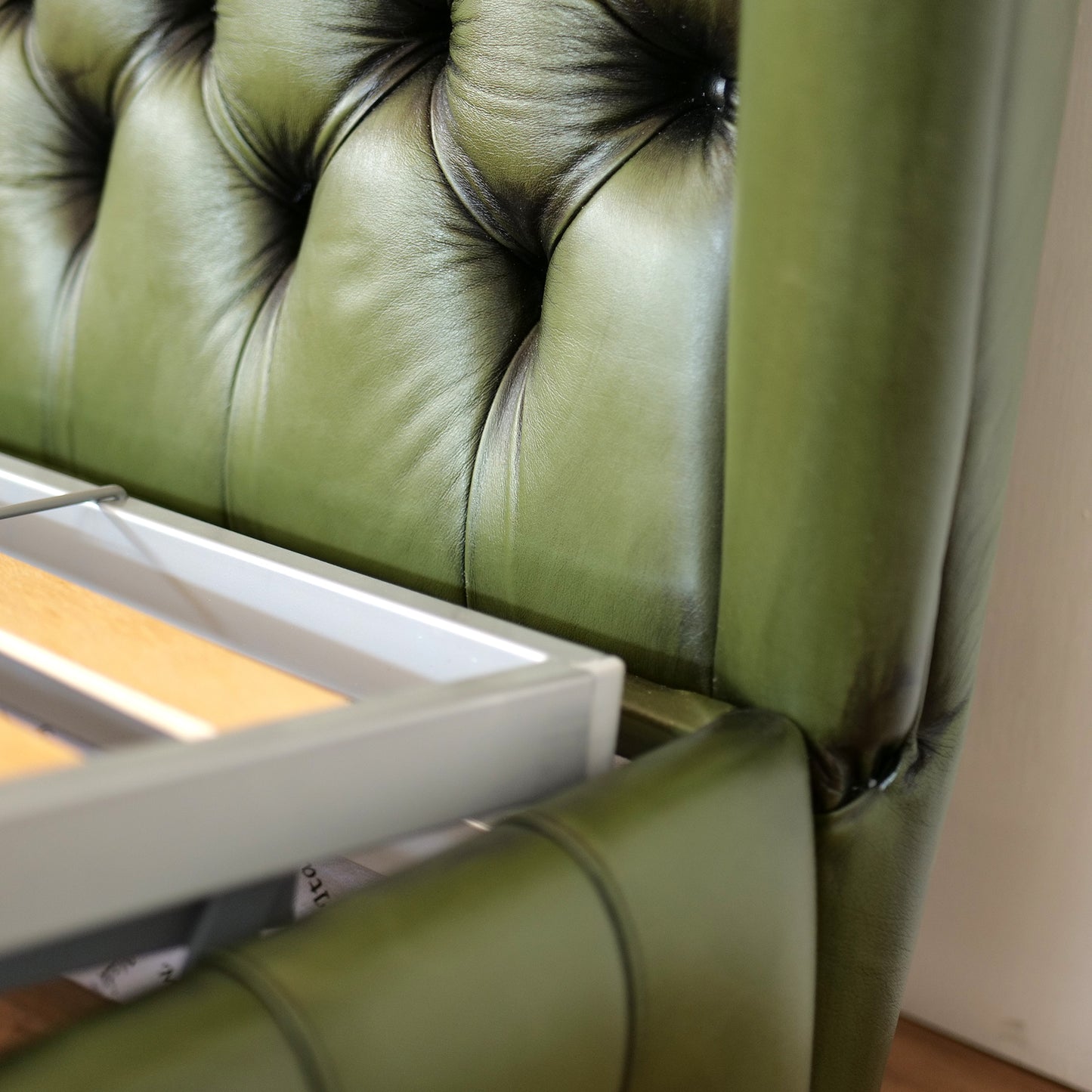 Lit Chesterfield Ego en cuir pleine fleur haut de gamme - Un design iconique et fonctionnel