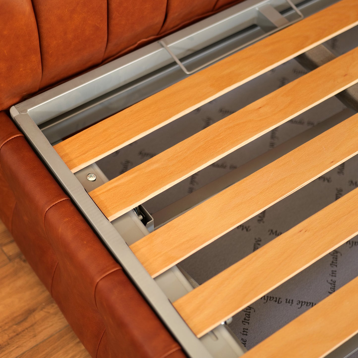 Letto Chesterfield Armonia Pelle Primo Fiore Premium - Design Iconico e Funzionale