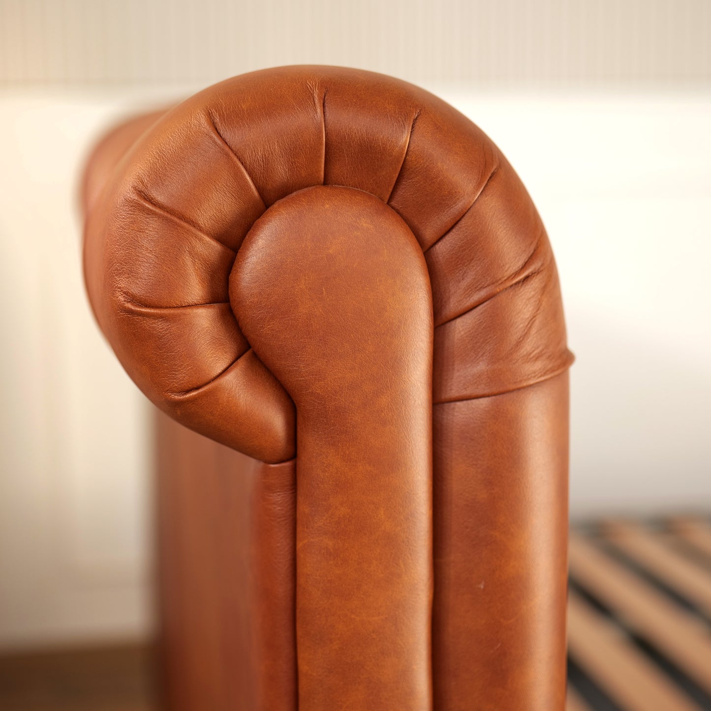 Letto Chesterfield Armonia Pelle Primo Fiore Premium - Design Iconico e Funzionale