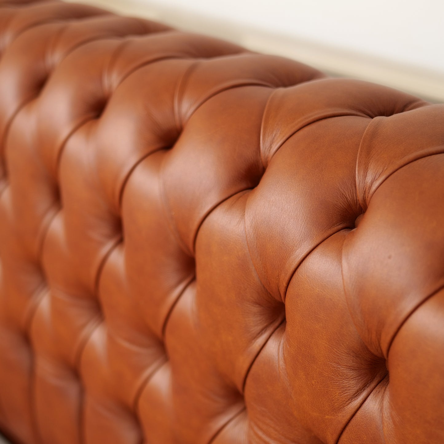 Letto Chesterfield Armonia Pelle Primo Fiore Premium - Design Iconico e Funzionale