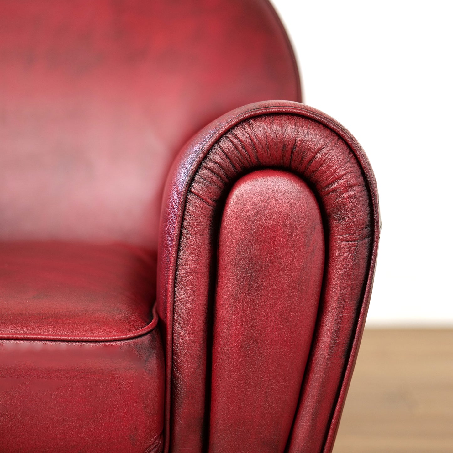 Fauteuil pull up en cuir grainé rouge cerise, modèle Luxury