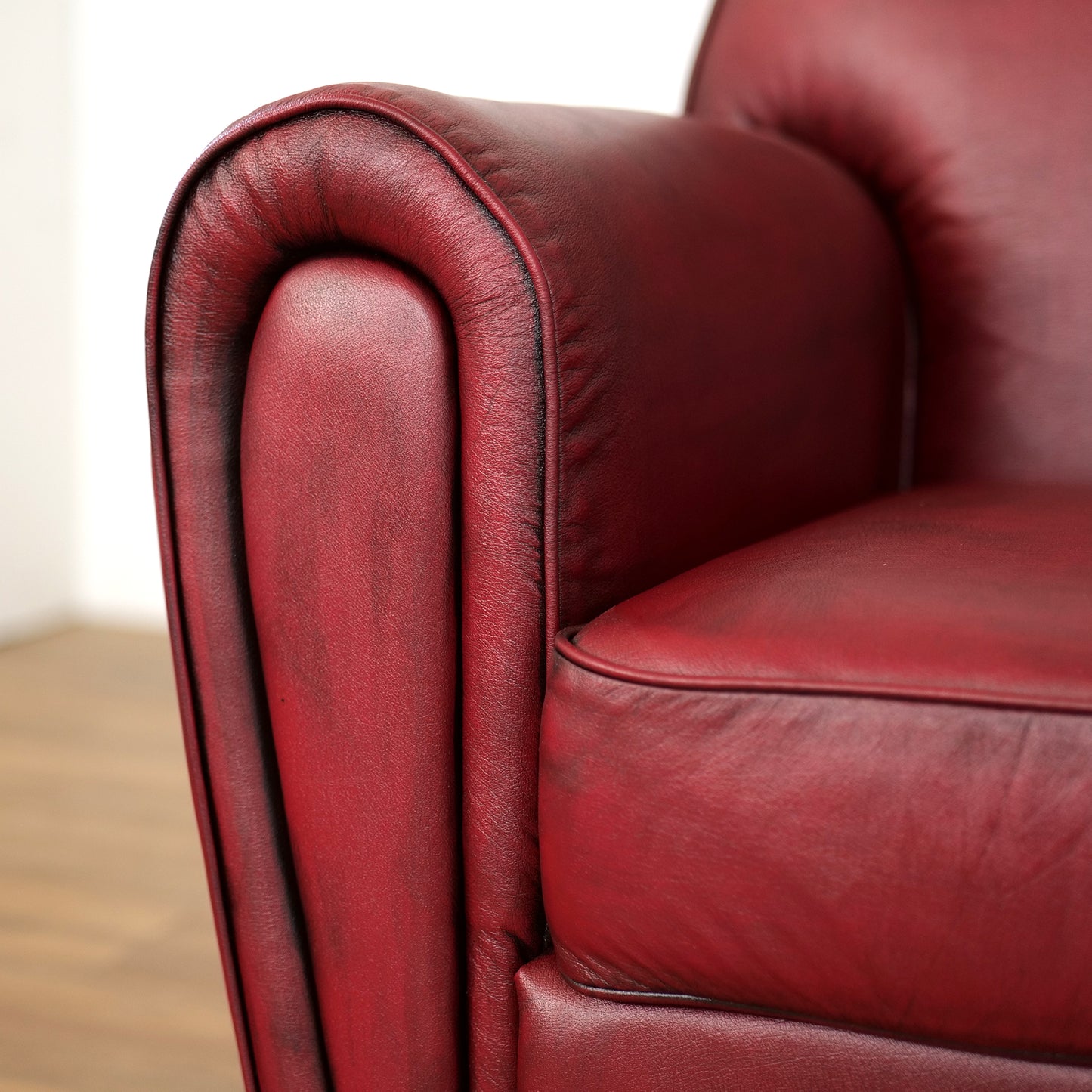 Fauteuil pull up en cuir grainé rouge cerise, modèle Luxury