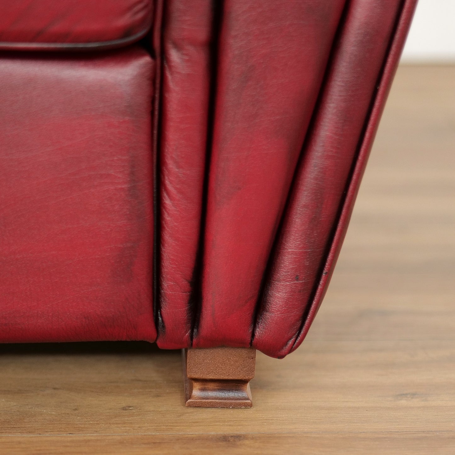 Fauteuil pull up en cuir grainé rouge cerise, modèle Luxury