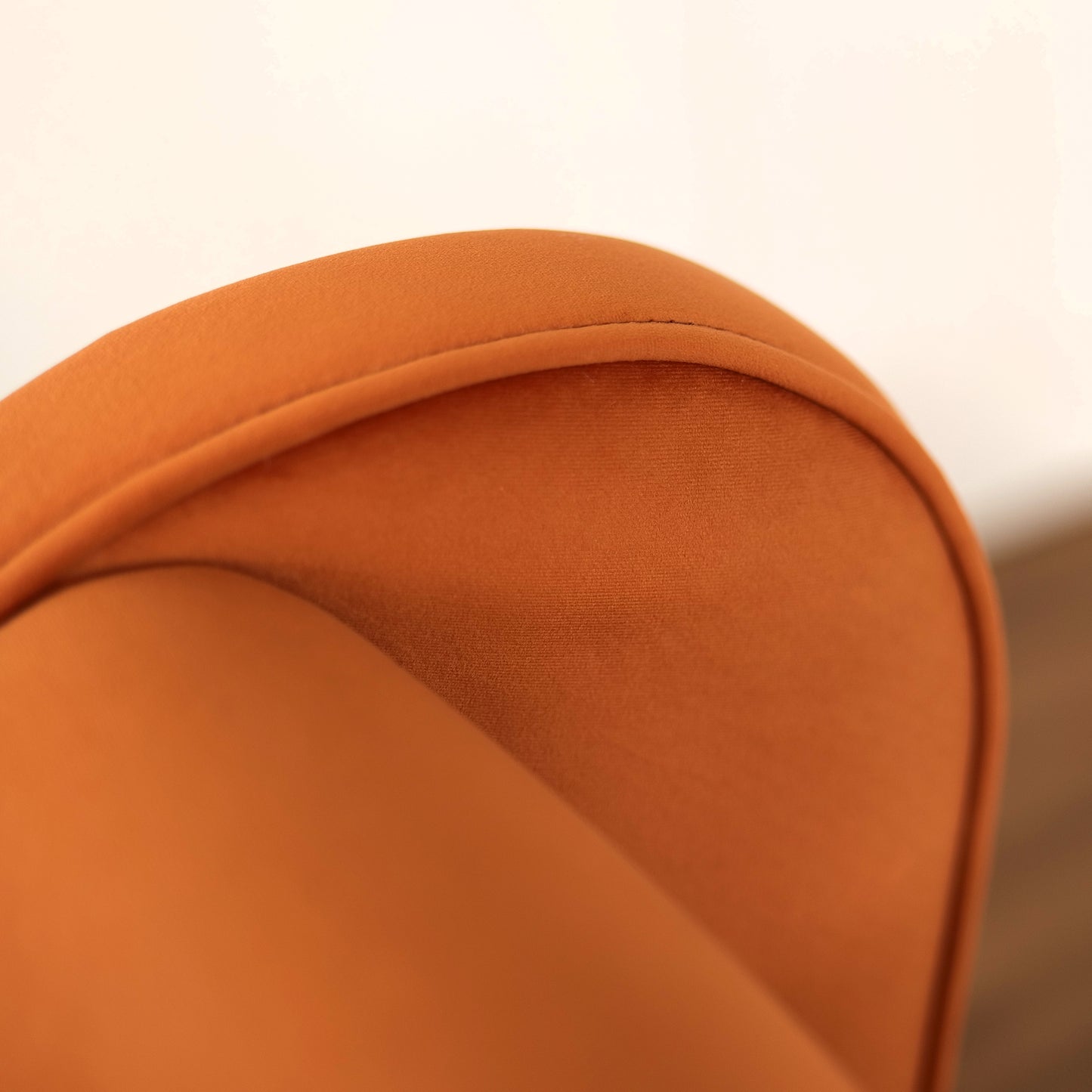 Fauteuil Madame en velours chenille bordeaux - Design vintage, emblématique