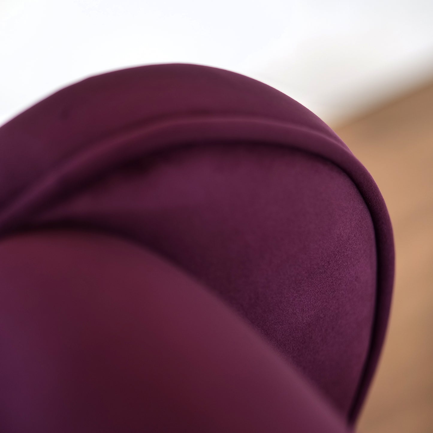 Fauteuil Madame en velours chenille bordeaux - Design vintage, emblématique