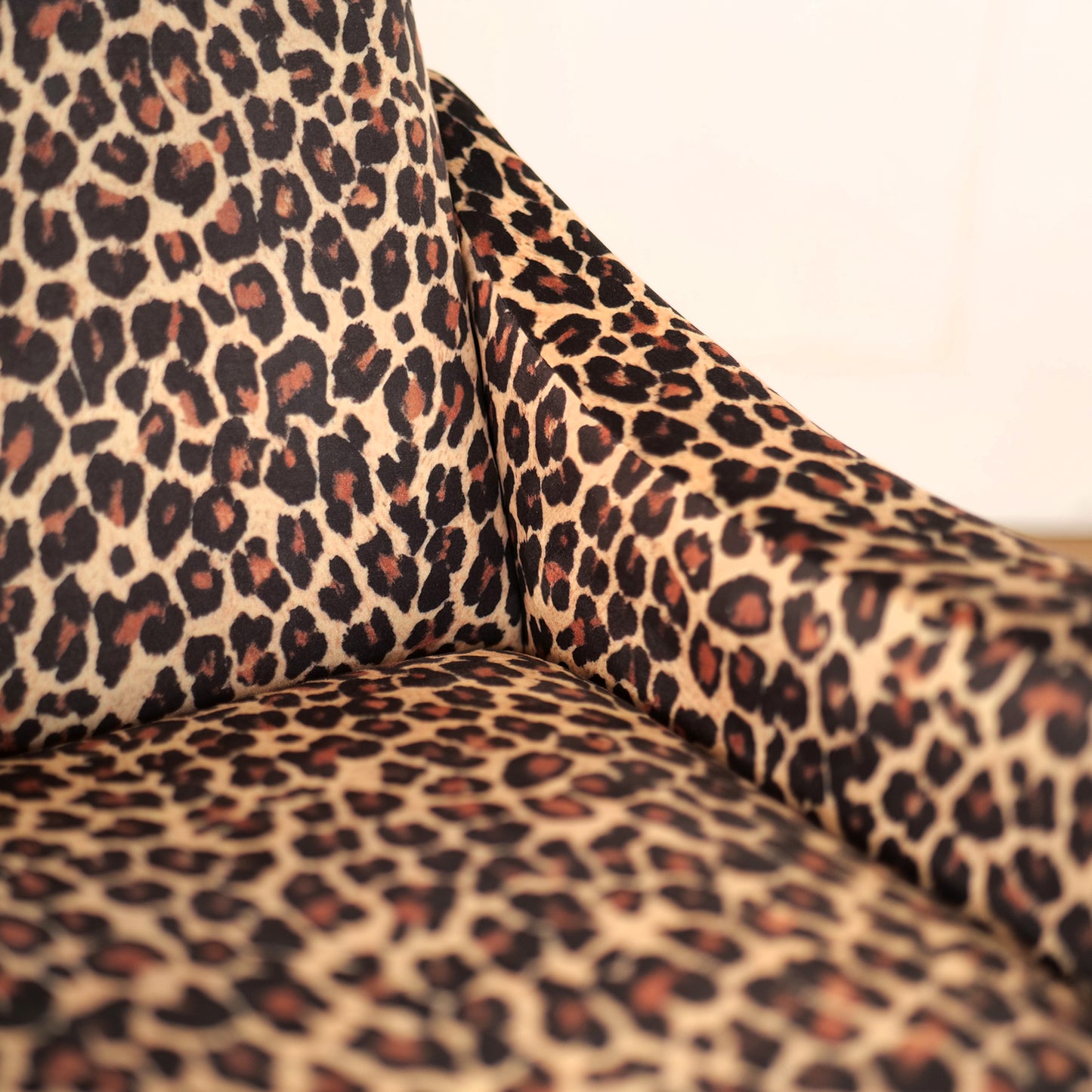 Poltrona Miss Tessuto e Velluto Premium - Design Iconico