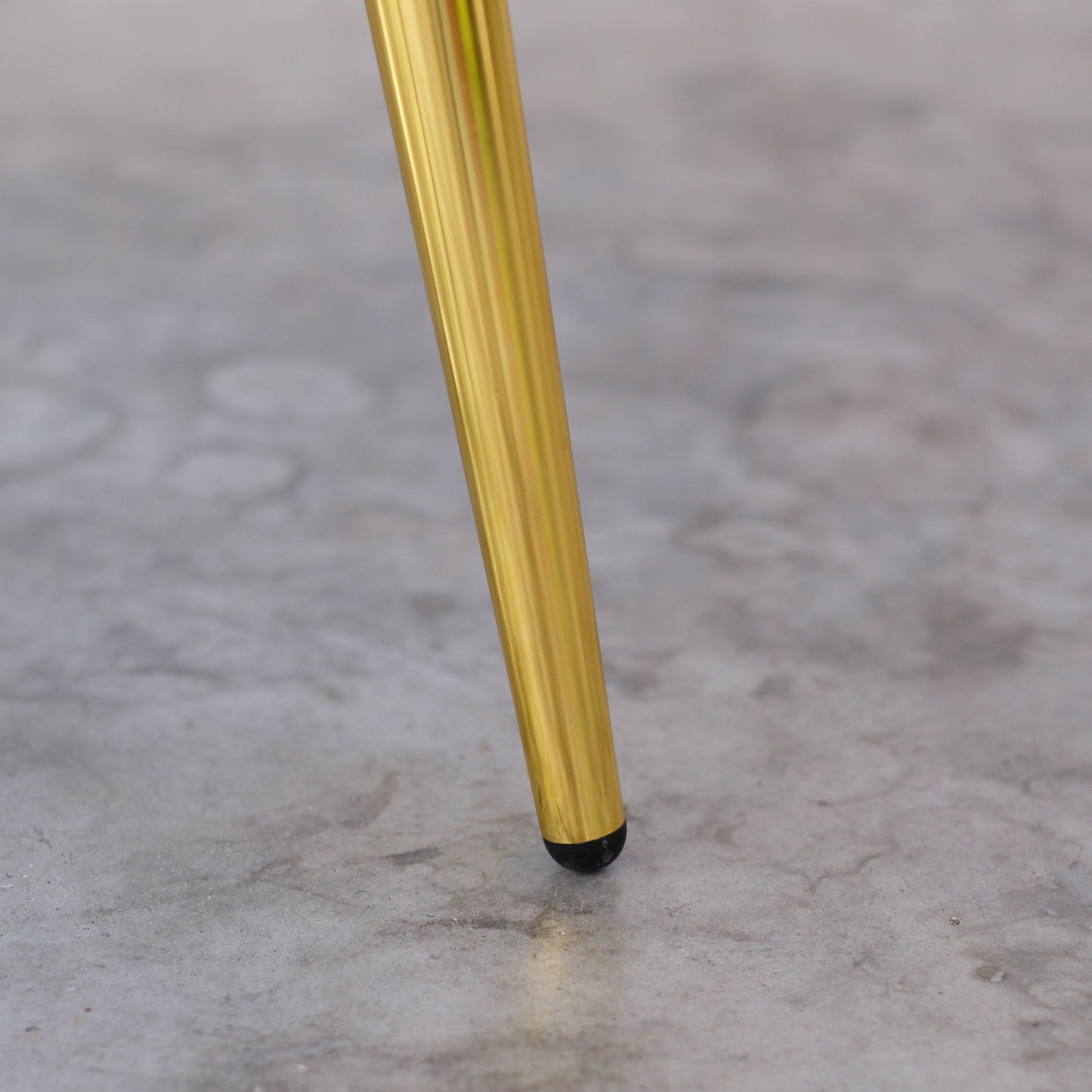 Poltrona Maia in velluto viola retro in tessuto lamé trapuntato, gambe oro