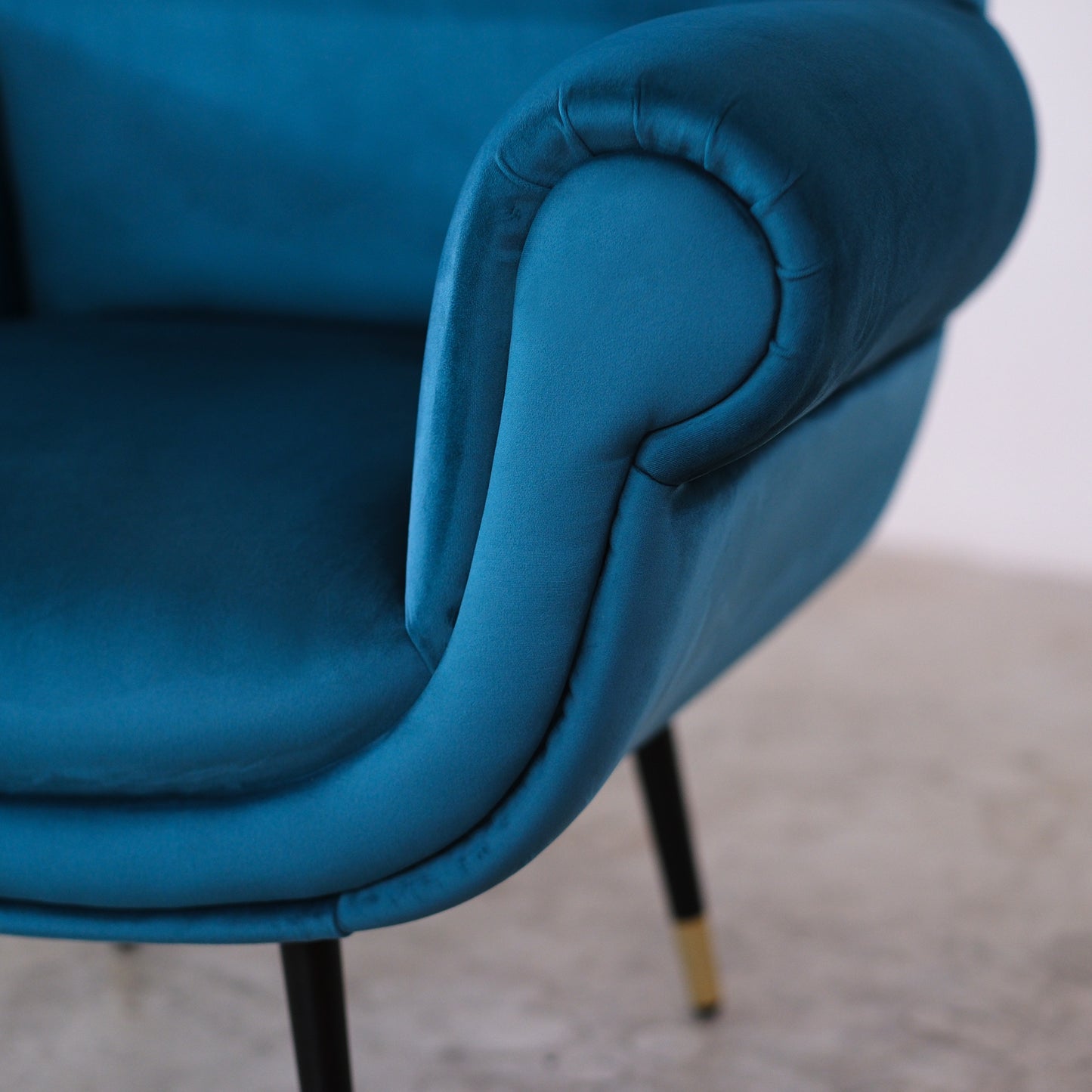 Fauteuil Milano en Velours Bleu Pétrole, Pieds en Acier Noir et Laiton 