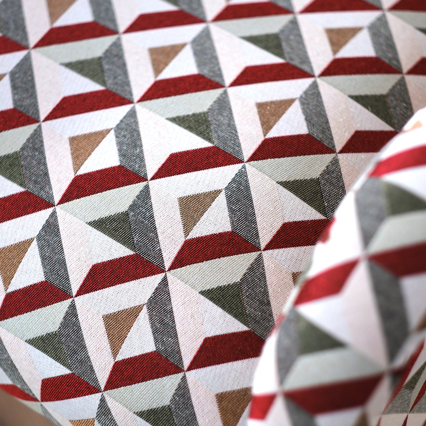 Poltrona Miss Tessuto e Velluto Premium - Design Iconico