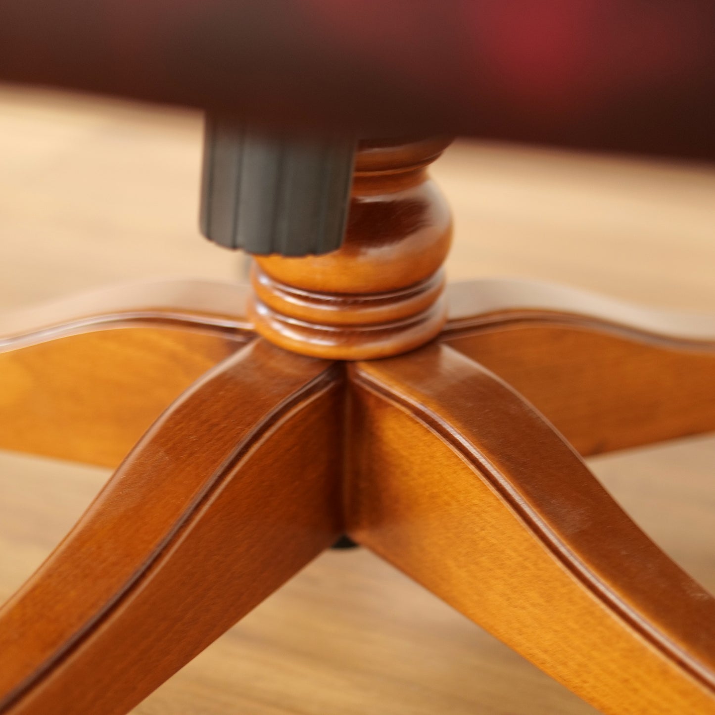 Poltrona Presidenziale Oxford Chesterfield Pelle Primo Fiore Premium - Base in Legno