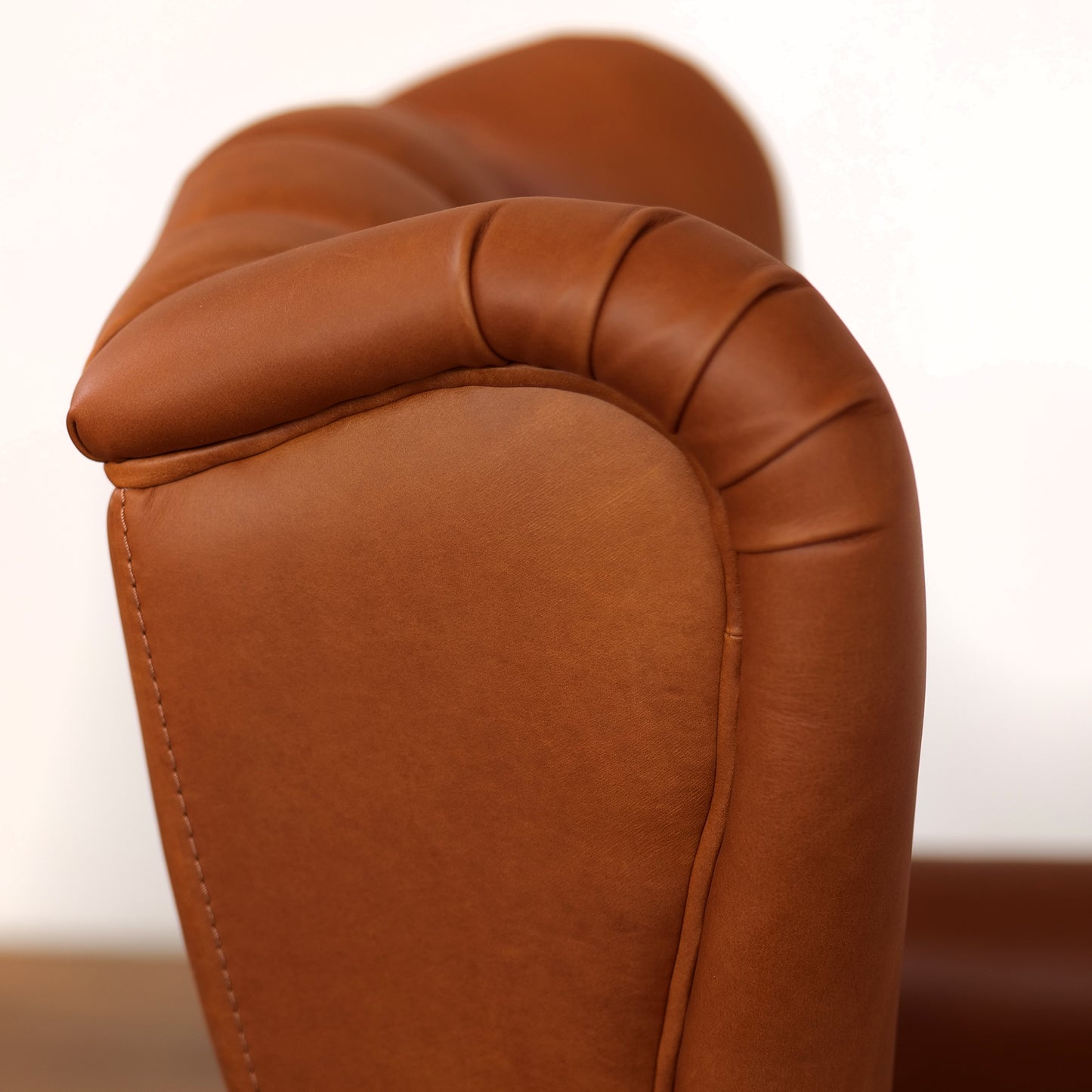 Poltrona Chesterfield Bergere Regina Pelle Fiore Old Cognac