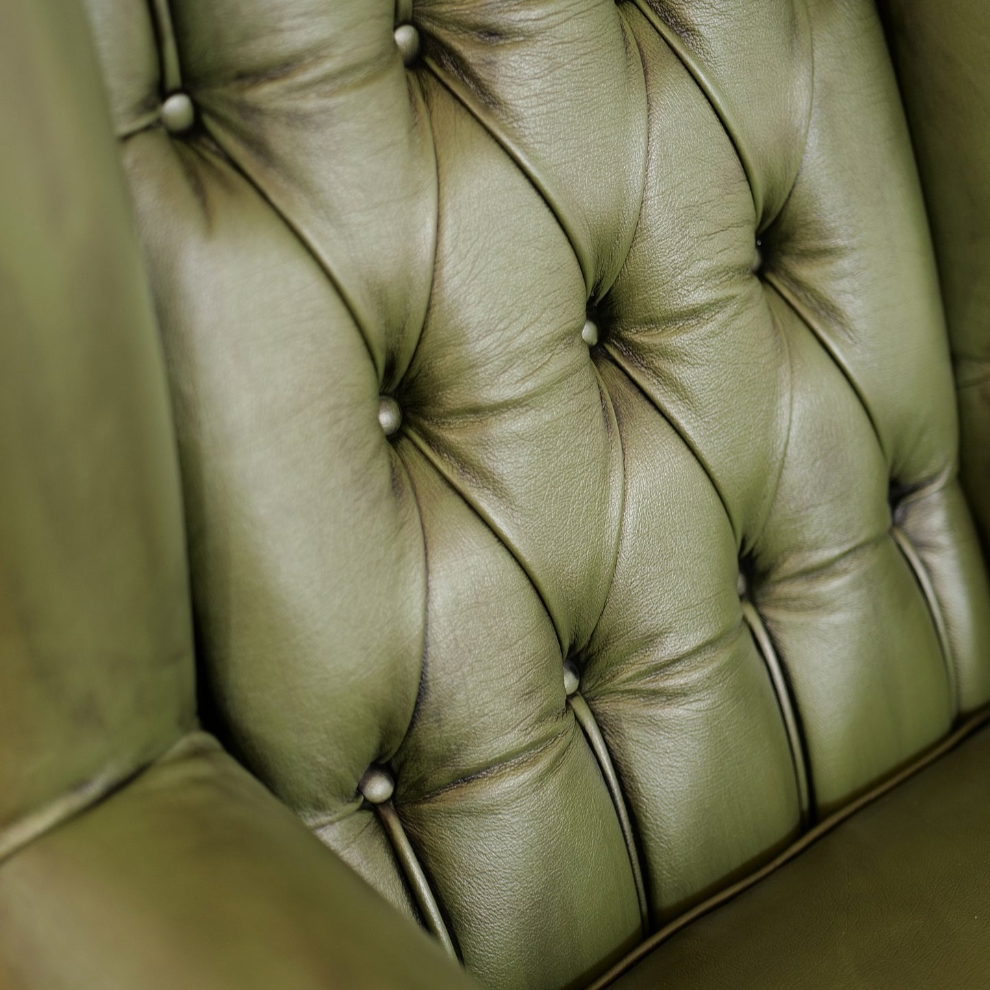 Poltrona Chesterfield Bergere Regina Pelle Fiore Premium - Design Iconico
