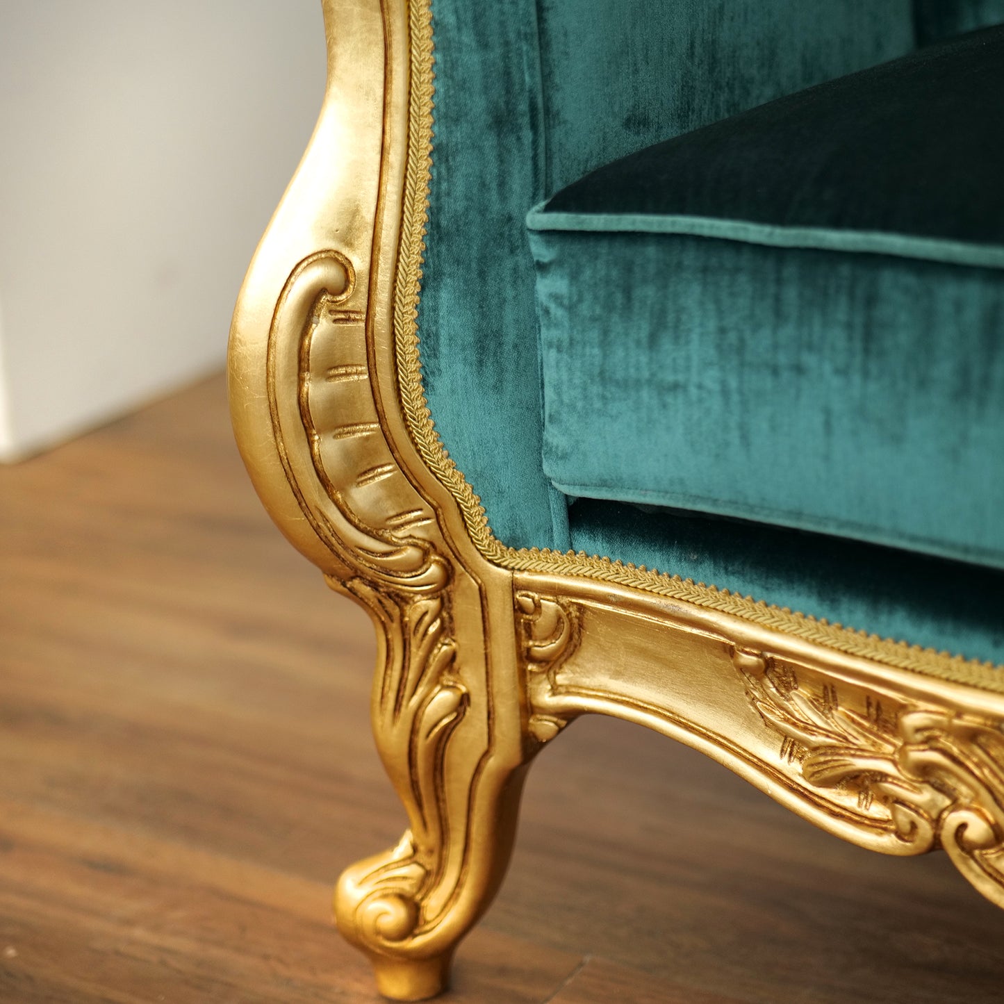 Poltrona Barocca Domizia - Foglia Oro e Velluto – Artigianato Italiano di Lusso