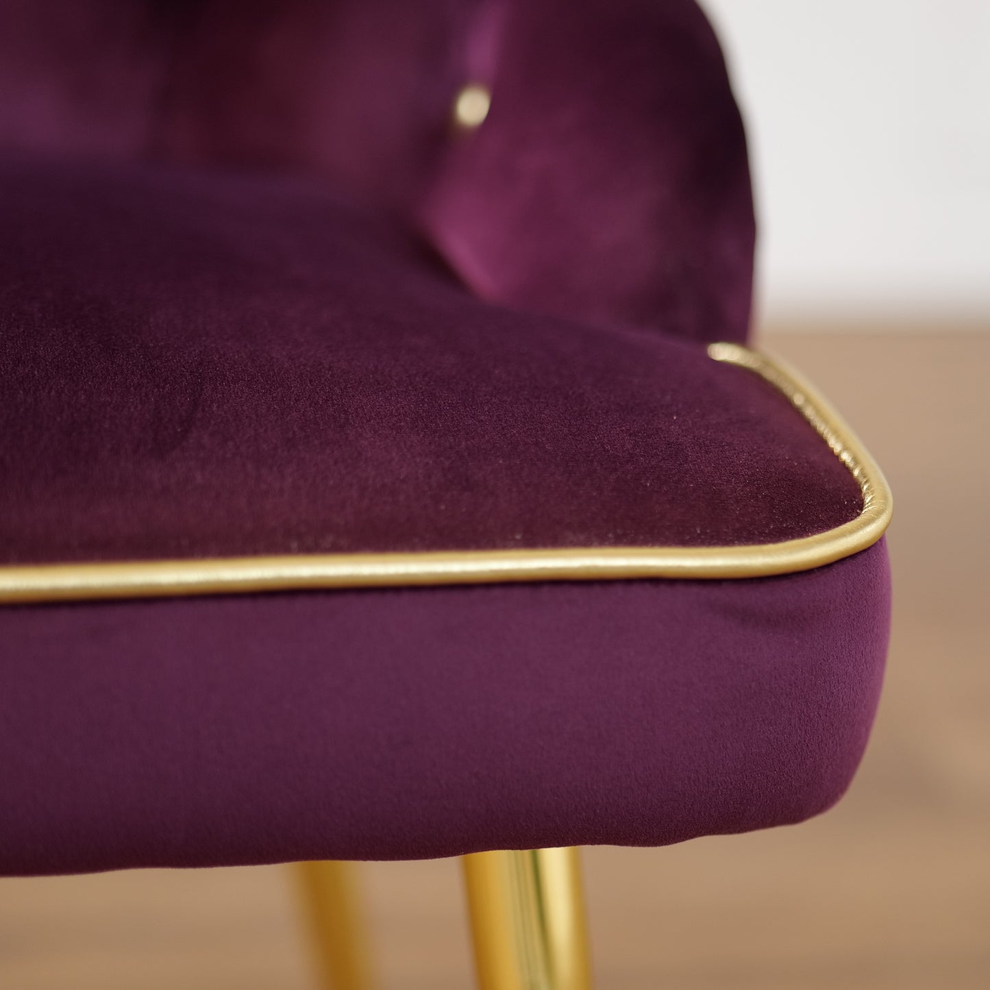 Sedia Cosmo in Velluto Capitonné - Design Iconico