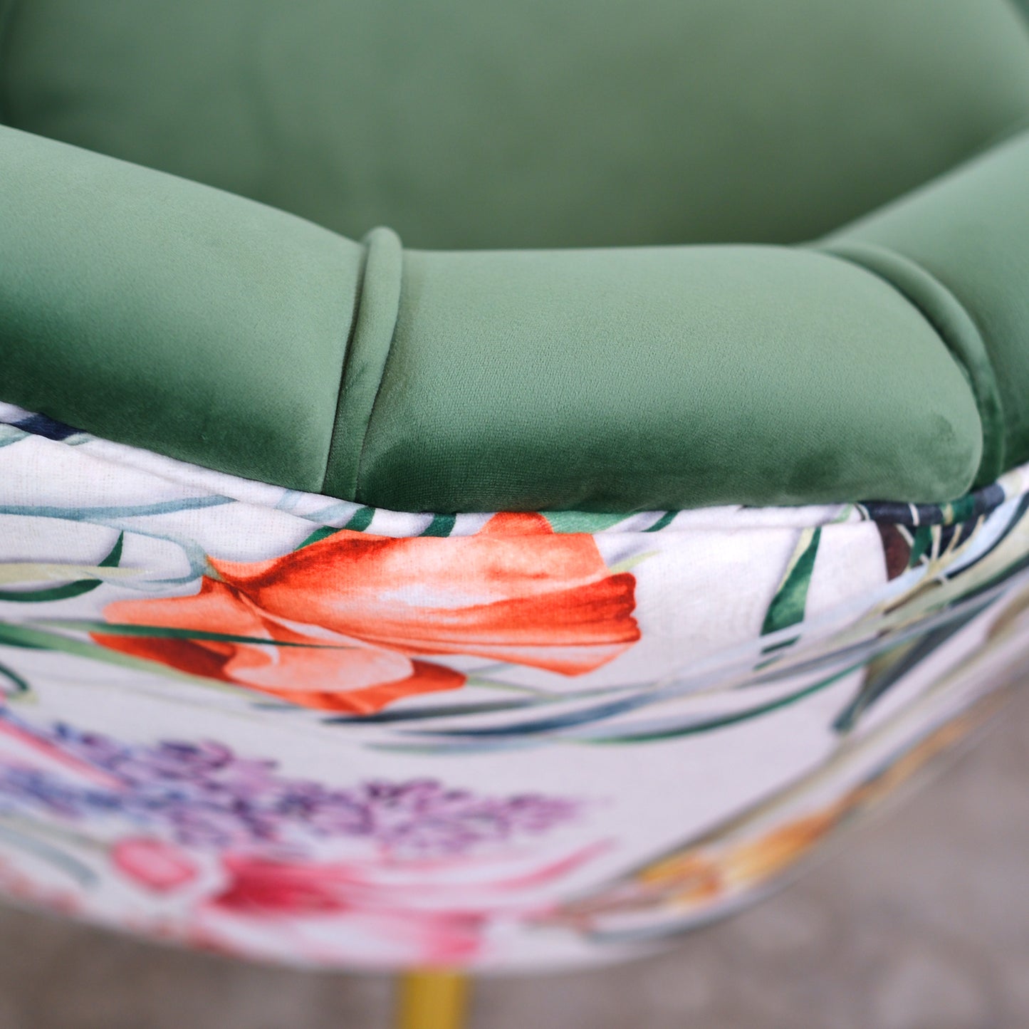 Fauteuil Maia en Velours Vert Menthe, Dos en Microfibre Unicolore ou à Motif Exotique, Pieds Dorés