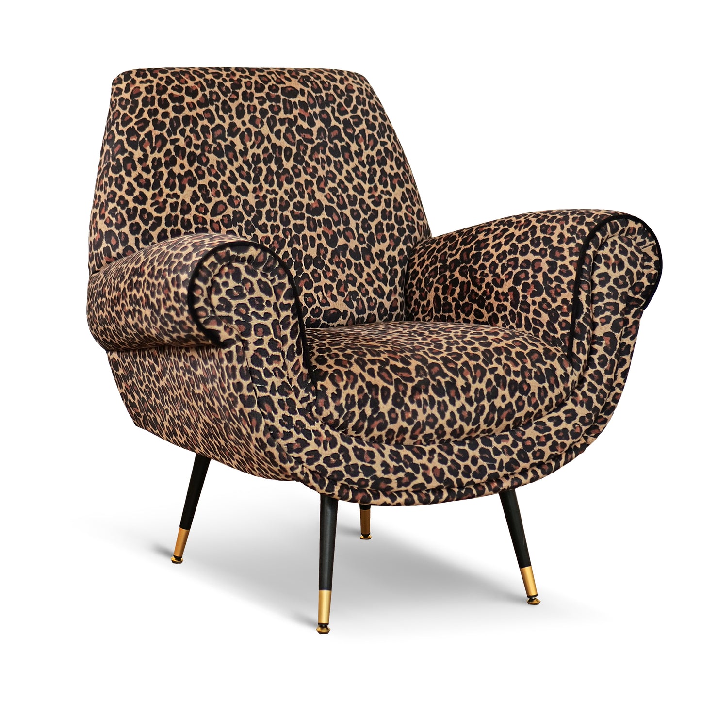 Fauteuil design vintage Vico en cuir grainé pull up rouge cerise avec clous vieillis et pieds noirs et laiton 