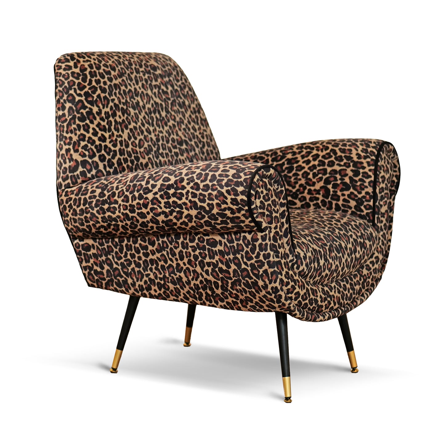 Fauteuil design vintage Vico en cuir grainé pull up rouge cerise avec clous vieillis et pieds noirs et laiton 