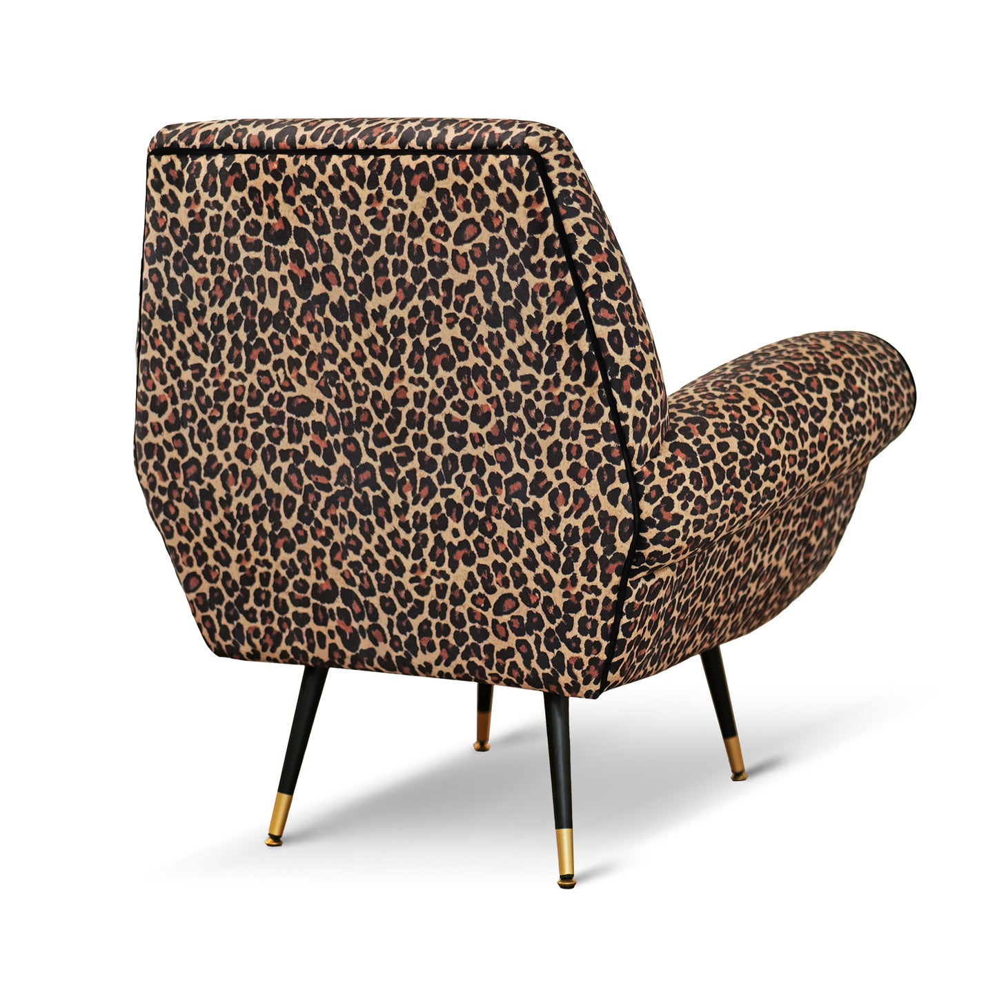 Fauteuil design vintage Vico en cuir grainé pull up rouge cerise avec clous vieillis et pieds noirs et laiton 