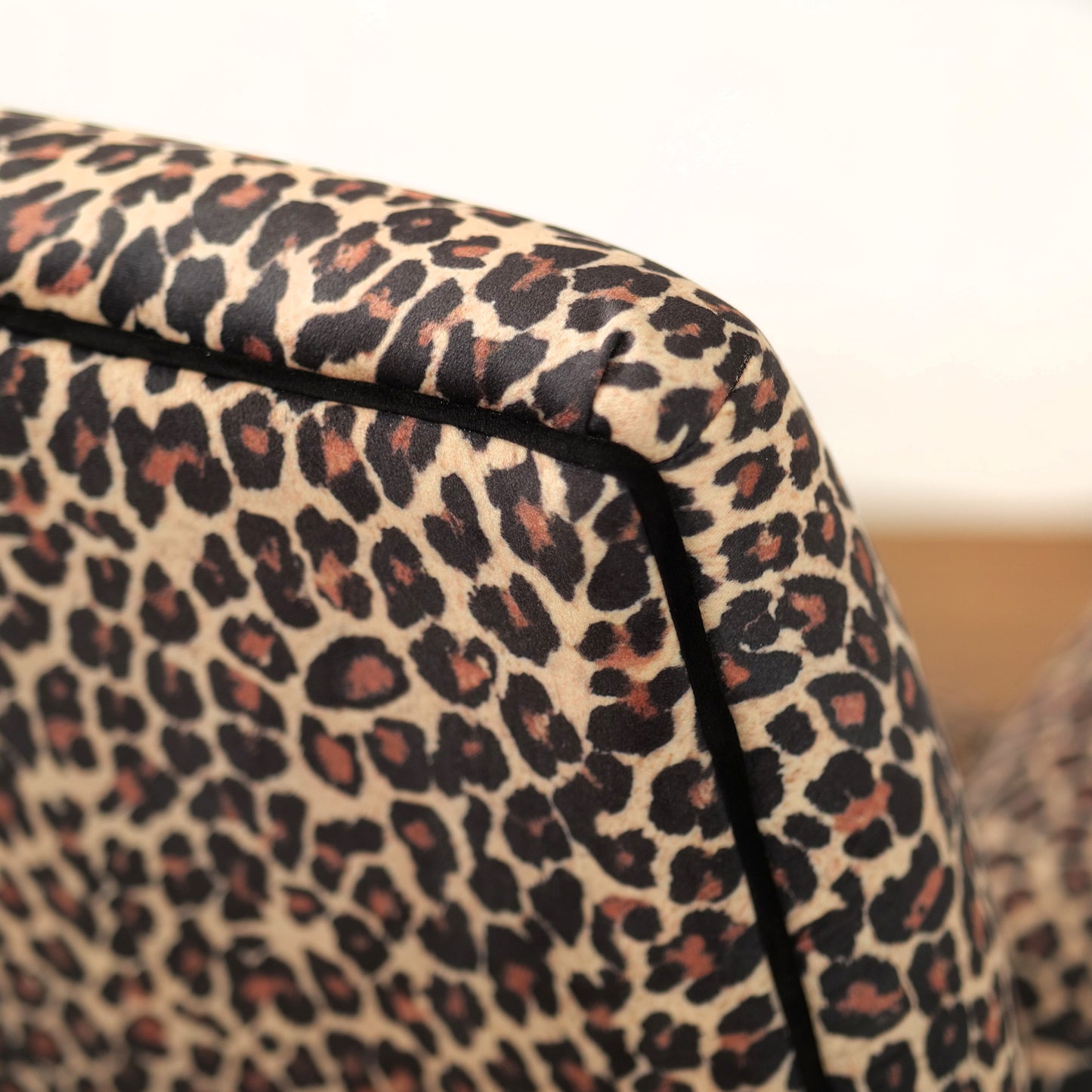 Fauteuil design vintage Vico en cuir grainé pull up rouge cerise avec clous vieillis et pieds noirs et laiton 