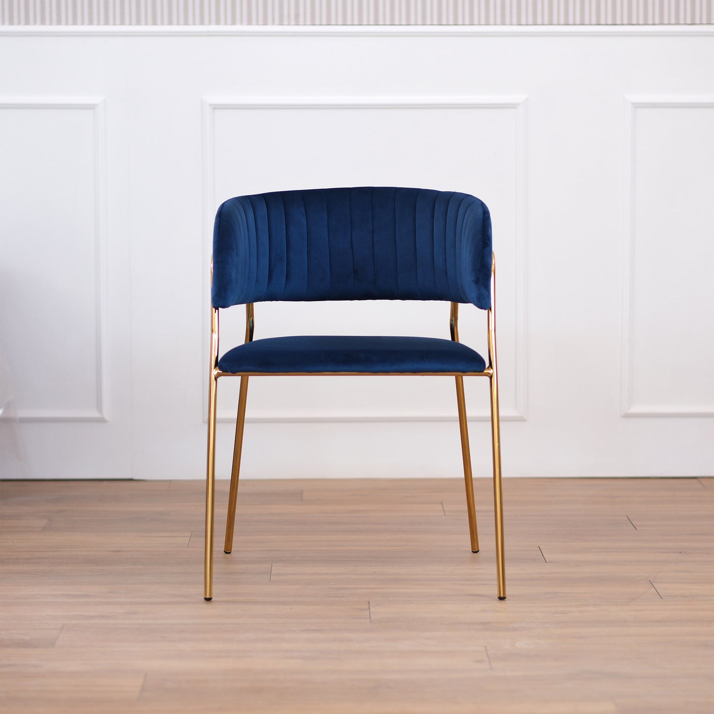 Lot de 2 chaises en velours bleu dossier enveloppant et structure dorée - Vita